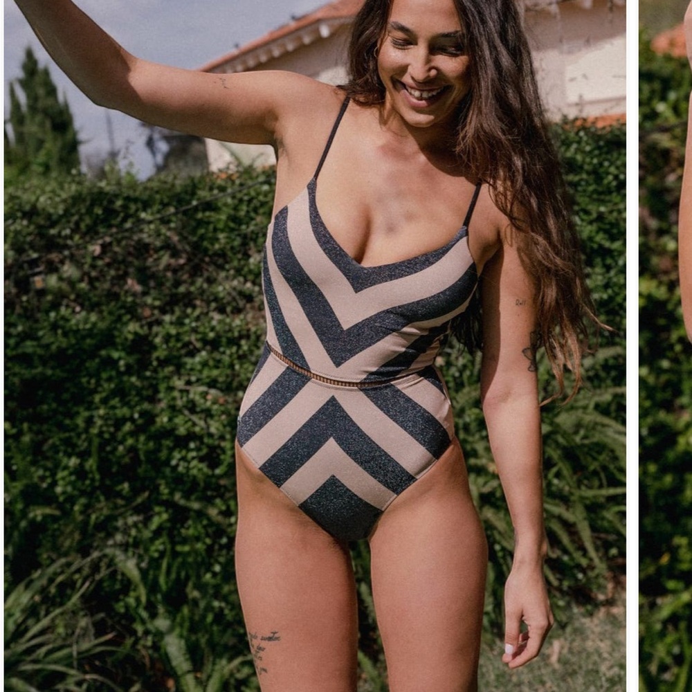 NWT SOLD OUT - Bilibond Shimmer Black and Tan Chevron Swimsuit XS 🖤